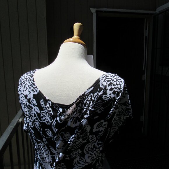 #85  WOMEN'S DRESS BY JESSICA HOWARD  (SIZE 16-18US) - Picture 3 of 3